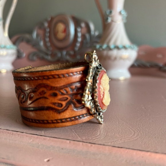 Vintage cameo handmade leather bracelet jewelry - Picture 3 of 6